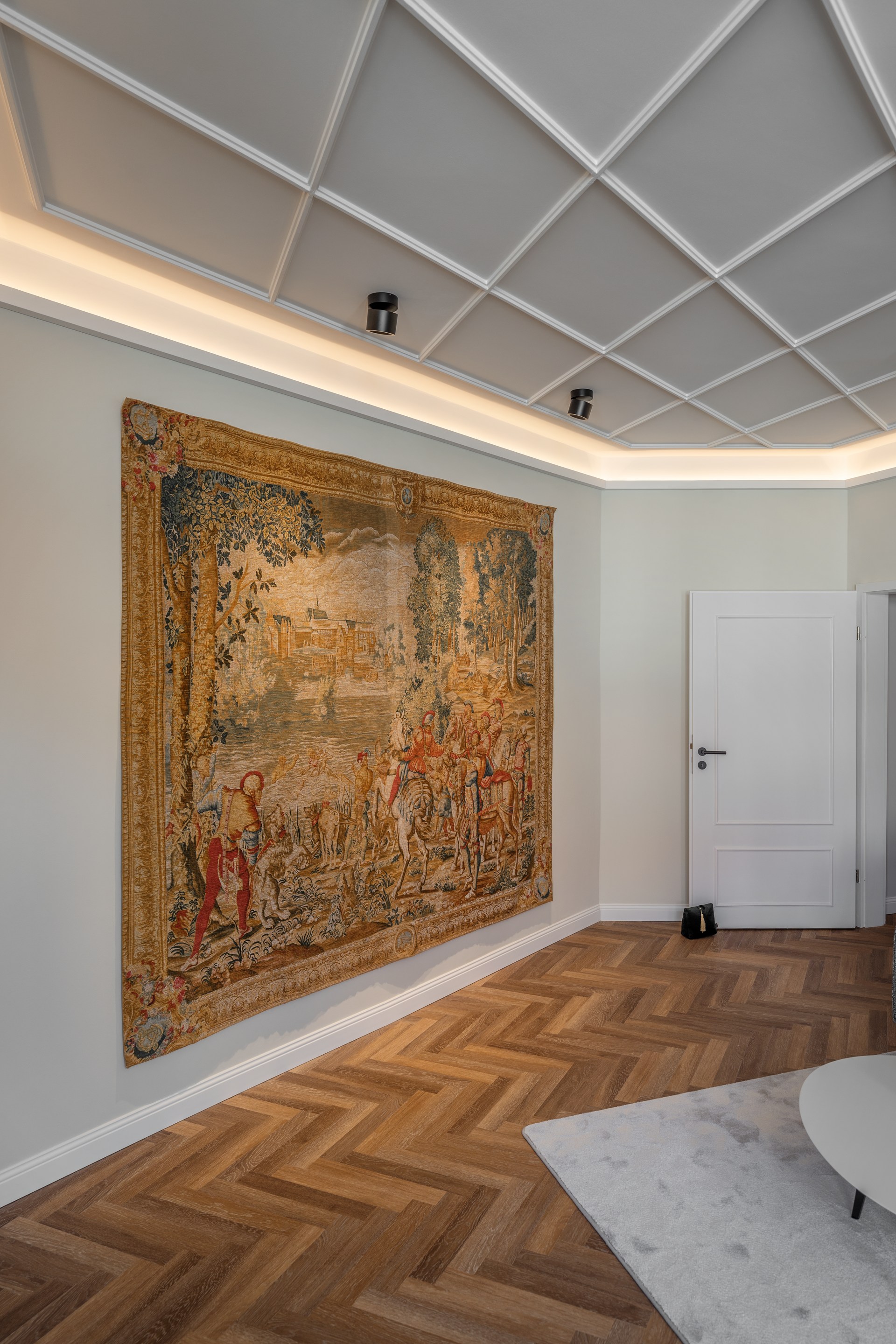Ozdobne listwy panelowe kierujące wzrok w górę i podkreślające architektoniczną kompozycję sufitu.