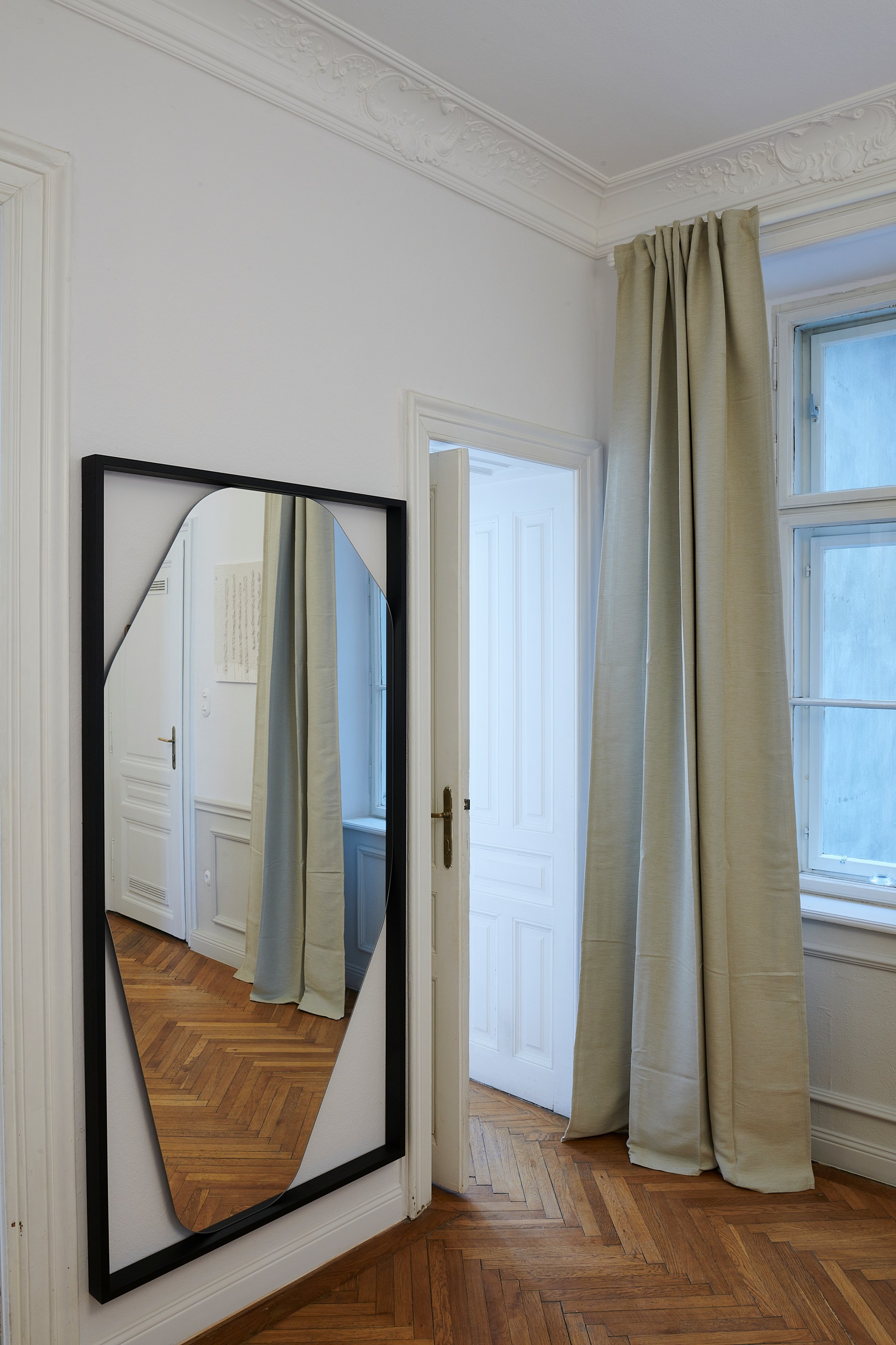 Ozdobne gzymsy otaczające obrys pomieszczenia i podkreślające klasyczne detale architektoniczne.